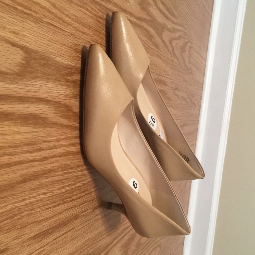 Nine West heels! New!Tan/cream leather. So classy!